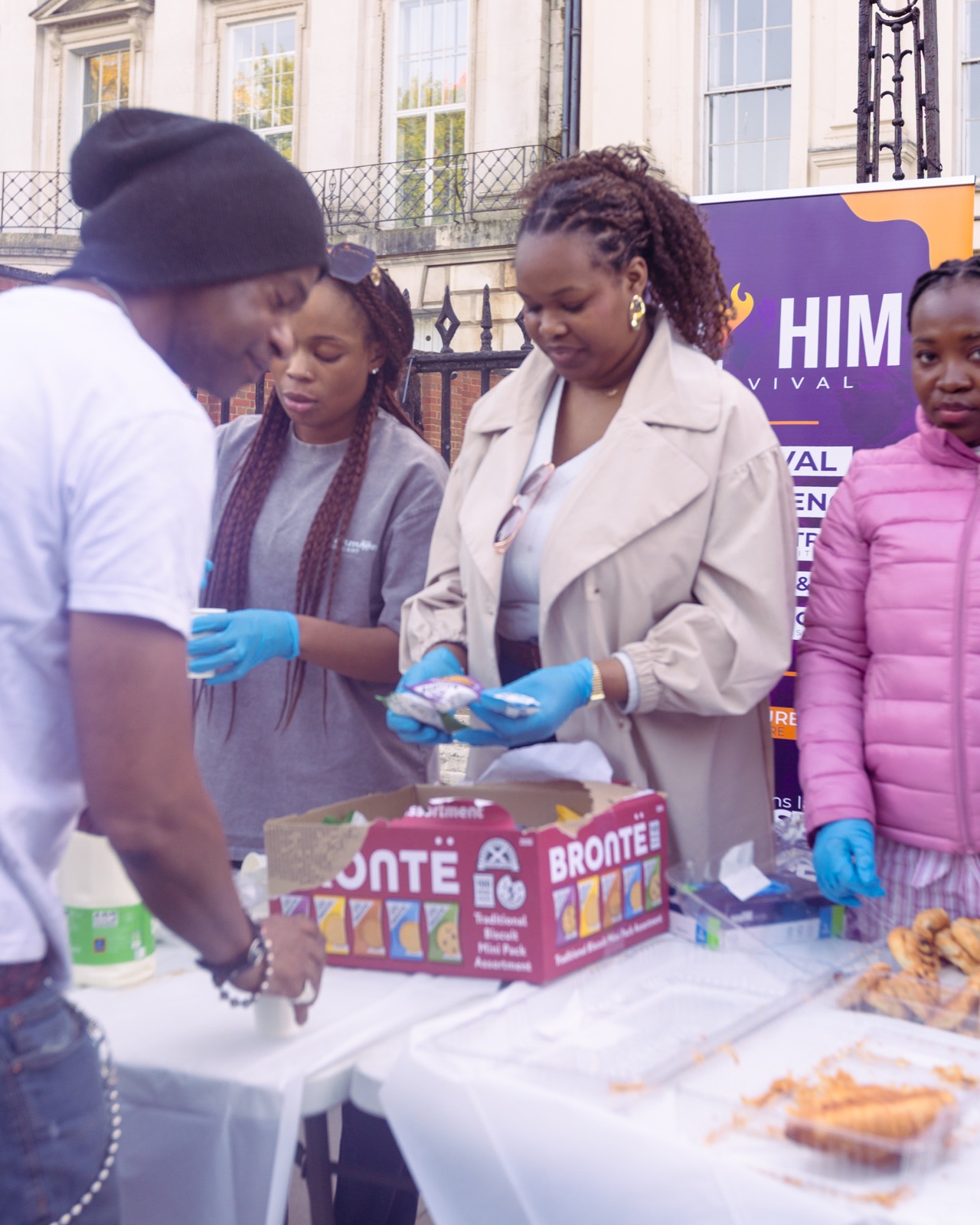 Distribution de repas et de colis